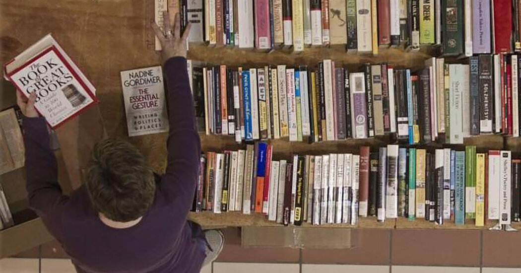 Les retraits de livres pourraient avoir violé les droits des étudiants, selon le ministère de l'Éducation