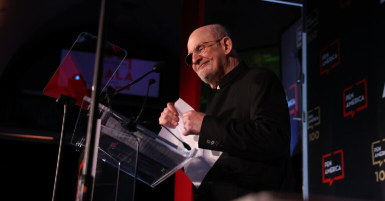 Salman Rushdie fait une apparition surprise au gala PEN America