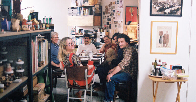 Dans un loft ouvert à Gowanus, six auteurs et artistes collaborent et communient