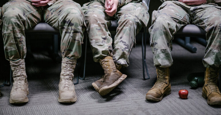 Nouvelles histoires sur les bons et les mauvais côtés du leadership militaire