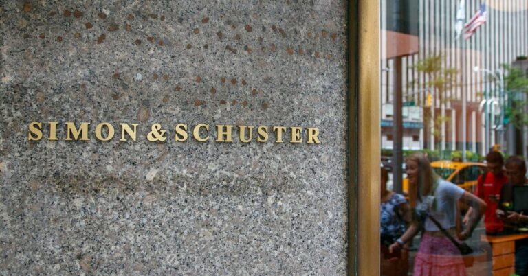 Paramount accepte de vendre Simon & Schuster à KKR, une société de capital-investissement