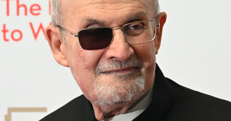 Salman Rushdie va écrire un mémoire sur une attaque à l’arme blanche