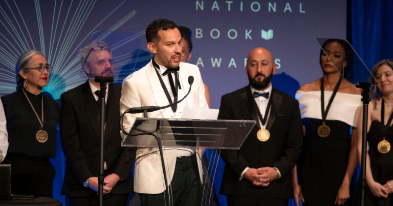 Justin Torres, auteur de « Blackouts », remporte le National Book Award for Fiction