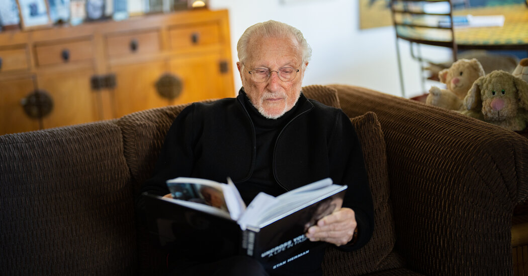 Même à 95 ans, Stan Herman est toujours à la mode avec ses nouveaux mémoires