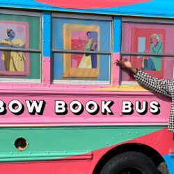 RuPaul envoie un bus arc-en-ciel pour offrir des livres visés par des interdictions