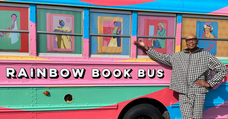 RuPaul envoie un bus arc-en-ciel pour offrir des livres visés par des interdictions