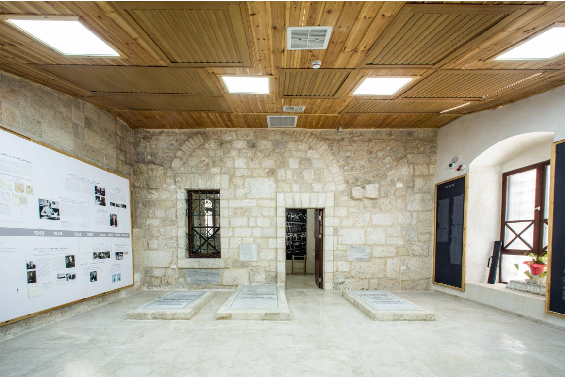 Le cimetière médiéval reste. Photo d'Issa Freij, Khalidilibrary.org.