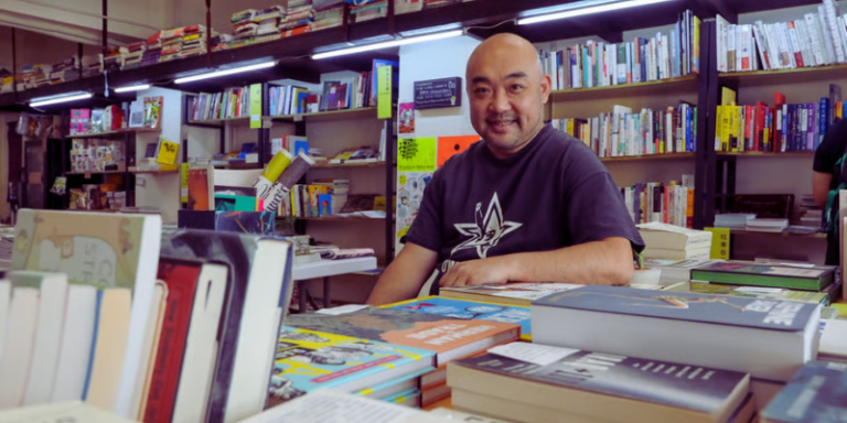 Quatre libraires de Hong Kong ont été arrêtés pour avoir vendu des « titres séditieux ».
