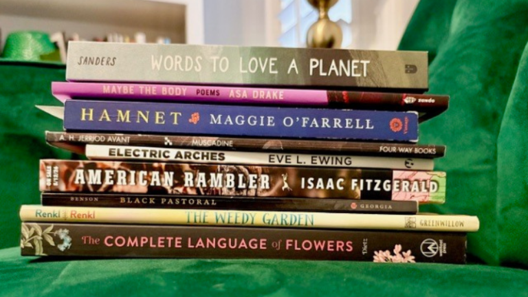 La table de nuit annotée : ce qu'Aimee Nezhukumatathil lit maintenant et ensuite
