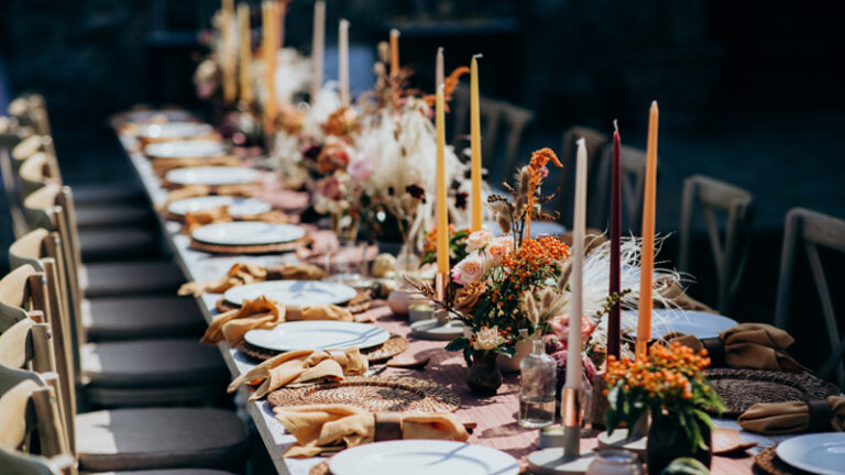 Un grand poème à lire aujourd'hui : « Après avoir préparé l'autel, les fantômes se régalent fébrilement » de Jane Wong.
