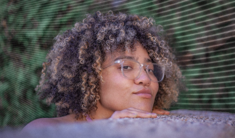 La poète américaine Sasha Debevec-McKenney a remporté le prix Dylan Thomas 2026.
