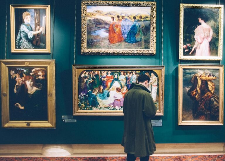 Melissa Albert recommande six livres centrés sur l'art qui n'existe pas réellement
