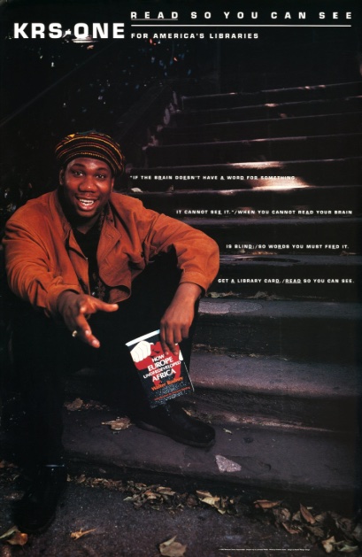 KRS-ONE lisant le livre de Walter Rodney