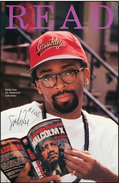 Spike Lee lisant l'autobiographie de Malcolm X