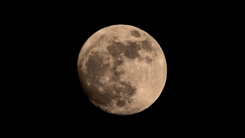 Un de mes poèmes va littéralement sur la Lune