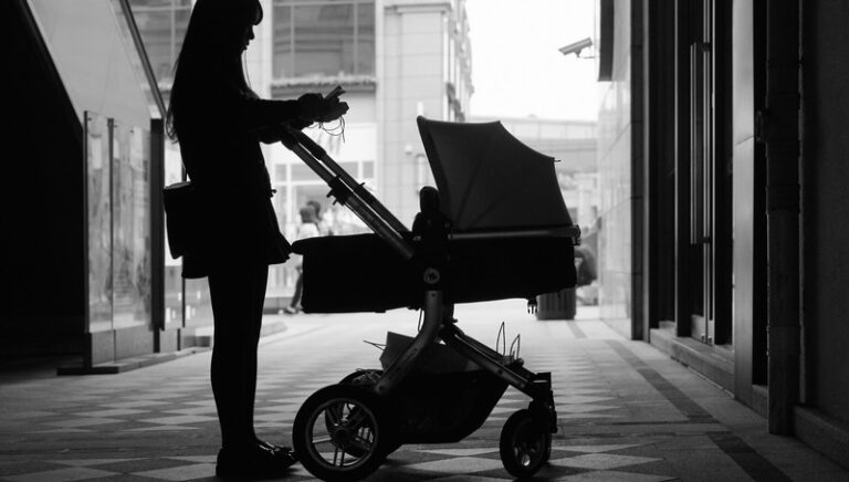 La ville avec une poussette : pourquoi les bébés (et les mères) sont les meilleurs flâneurs
