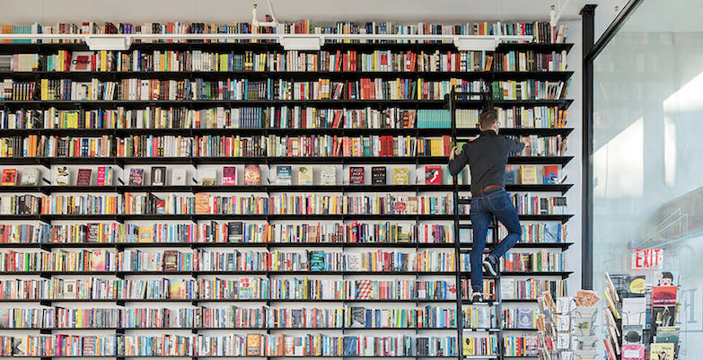 Voici la liste restreinte du Prix du premier roman 2026 du Center for Fiction.