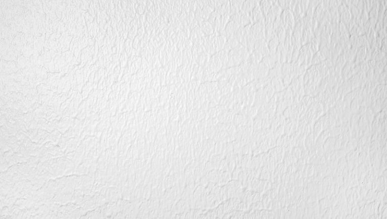 Que se cache-t-il derrière un mur blanc ? Sur la myriade de significations cachées de la peinture blanche
