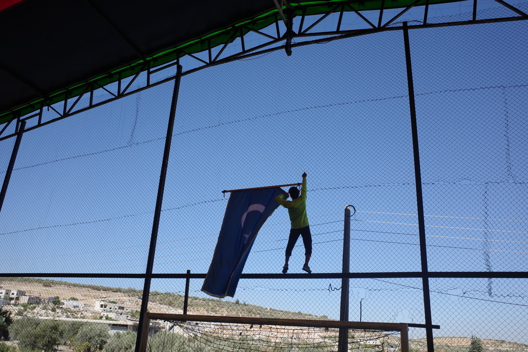 Un homme tenant un drapeau ouïghour